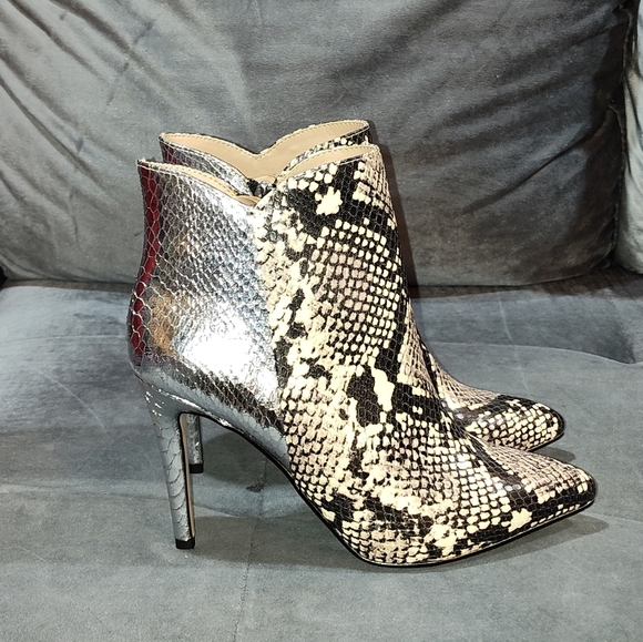 BCBG Haffi Snakeskin-Embossed Silver Heeled Ankle Booties Size 6 - Picture 9 of 9